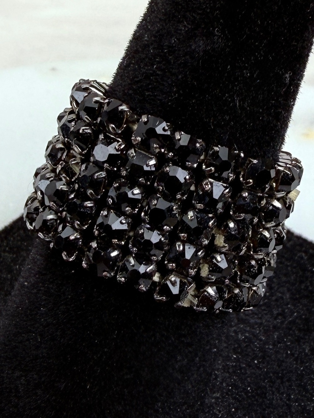 Black Crystal sz 6 Stretch Cluster Ring